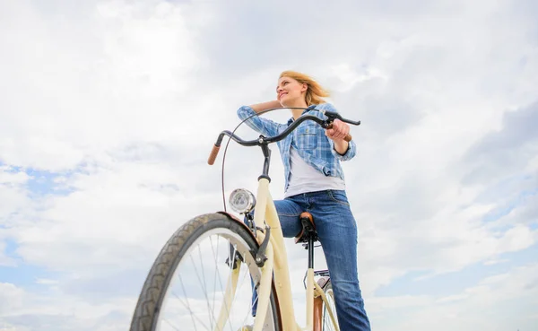 Kız bisiklet gökyüzü arka plan sürmek. Bisiklet Kiralama araç için genellikle gezginler ve turistler özellikle erişim var değil öncelikle hizmet kişilerde otelde mağazalar mevcut. Şehir kopya alanı keşfetmek için bisiklet kiralayıp kadın — Stok fotoğraf