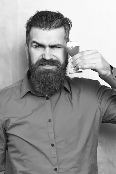 Brutaler kaukasischer Hipster mit Alkoholschuss — Stockfoto