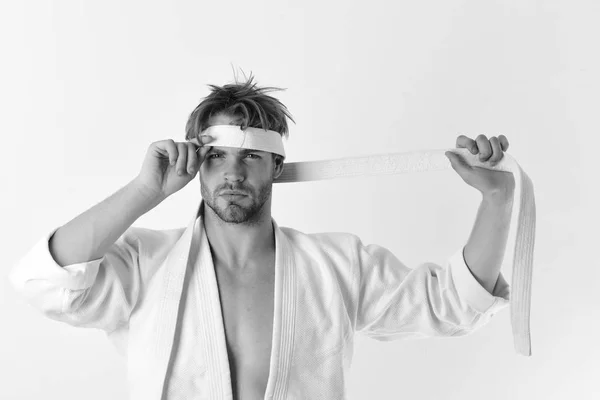 Gesunder Lebensstil und Jujitsu-Konzept. Karate-Kämpfer mit starkem Körper — Stockfoto
