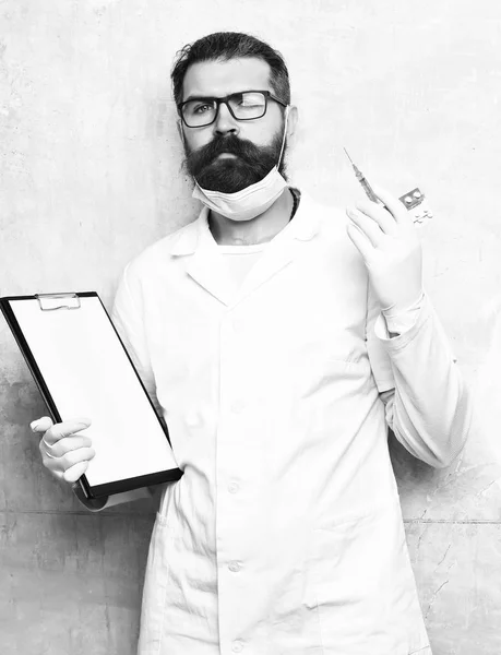 Vousatý brutální bělošský lékař nebo postgraduální student držící schránku — Stock fotografie
