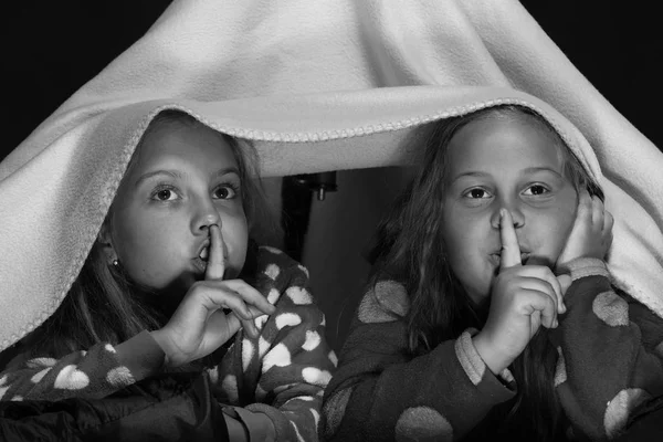 Друзья Одеялом Смотрят Телевизор Пижама Детей Девушки Шикают Пальцами Губы — стоковое фото