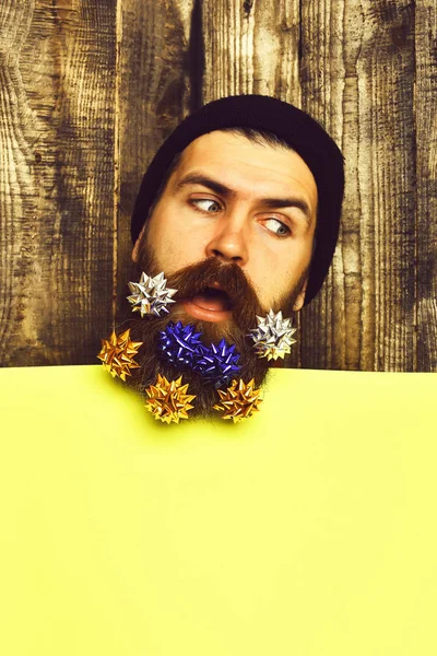 Hombre barbudo, brutal caucásico hipster reflexivo con estrellas de decoración de regalo — Foto de Stock