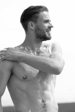 Erkek vücut ışık gökyüzü arka plan üzerinde seksi güçlü gövde ile