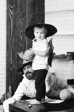 Cadılar Bayramı ve parti genel kavram. Witcher ve küçük sihirbaz