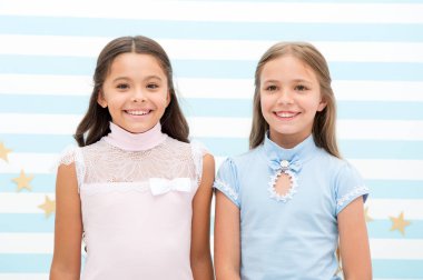 Küçük kızların güzelliği. Güzellik ve moda. Mutlu yüzlü küçük kızlar. Güzel hissediyorum..