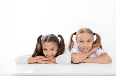 1 Eylül. küçük kızlar okula 1 Eylül geri. Beyaz, kopya alanı izole küçük kızlar. okula dönüş