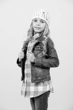 Kız modeli kot takım elbise, şapka, ekose gömlek