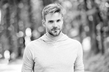 Kıl üstünde sakin yüz, Doğa arka plan, defocused olan adam. Cilt bakım kavramı. Adam sakal veya tıraşsız adam görünüyor yakışıklı açık. Adam sakallı ve çekici görünüşü hakkında umurunda değil.