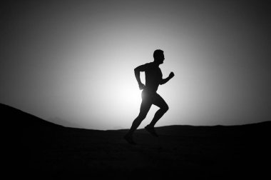 adam siluet günbatımı gökyüzüne çalıştıran