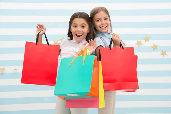 Venta. niña feliz compró mucho en gran venta. niñas en las compras con caras felices . — Foto de Stock