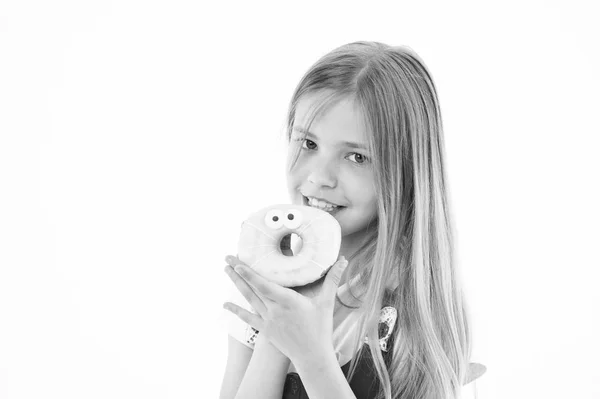Kind isst Donut isoliert auf weiß. kleines Mädchen mit glasiertem Ring Donut. Kind mit Junk Food. Nahrung für Snack und Dessert. Diät- und Fitnesskonzept. Kindheit und Kinderbetreuung, Kopierraum — Stockfoto
