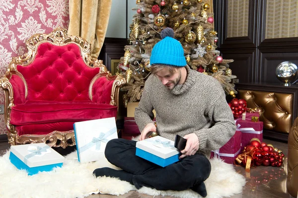 Ευτυχισμένος άνθρωπος ανοιχτό δώρο κουτί με smartphone στο χριστουγεννιάτικο δέντρο — Φωτογραφία Αρχείου