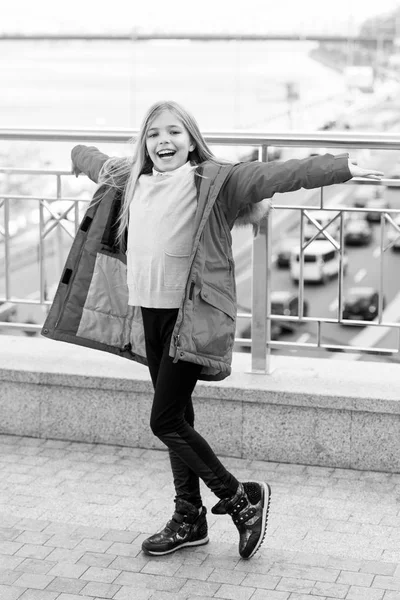 Çocuk kırmızı ceket standında Köprüsü'nde açık elle