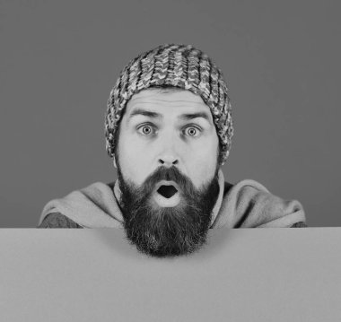 Yeşil ve cyan arka planda gülümseyen adam.