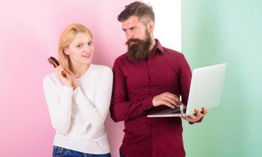 Profesyonel kuaför tavsiye ipuçları. Kuaförlük onun portföy gösterir. Saç colorist profesyonel kuaför göstermek örnek saç kesimi ve stil laptop. Kadın Fırçalama saç saç makyaj için hazırlamak