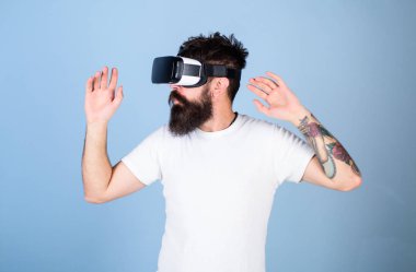Sanal gerçeklik ile modern Gadget'ı keşfetmek meşgul yüzündeki hippi. VR gadget kavramı. Adam kafa monte ekran ile etkileşim içinde sanal gerçeklik. Vr gözlük, açık mavi renkli sakallı