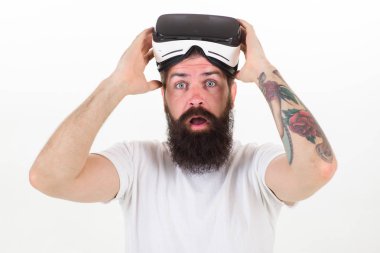 Sanal gerçeklik kulaklık ne faydaları. Beyaz arka planda izole sanal gerçeklik kulaklık ile hippi sakallı adam. Vr kulaklık kullanarak sansasyonel duyguları. Sanal gerçeklik iş gözlük nasıl