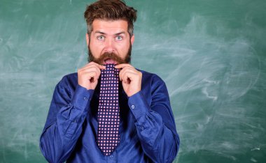 Davranış ve tavırları dikkat. Öğretmen ahlak ipuçları modern eğitim profesyonel. Öğretmen profesyonel olmayan davranır. Sakallı adam öğretmen veya eğitimci kravat kara tahta arka plan yiyor