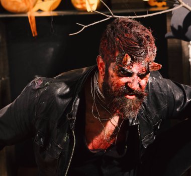 Şeytan ya da canavar partisi. Cadılar Bayramı kostüm partisi.