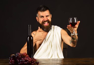 Sommelier içki tadı. Sakallı adam şarap tutar
