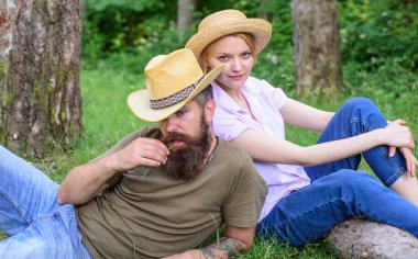 Kaç hasır şapka içinde çayır rahatlatıcı otur. Nedenleri kesinlikle daha fazla şapka giymek gerekir. Turizm için şapka. Uygun giyim ve ekipman yürüyüş ve piknik orman için seçin. Kaç turist şapka giymiş