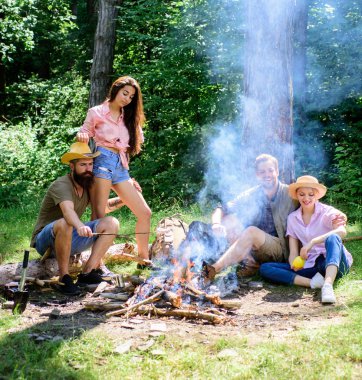 Arkadaşlar çiftler tatil veya hafta sonu orman tadını çıkarın. Yaz tatili. Şirket yetişkin arkadaş kamp ateşi rahatlatıcı. Güzel hafta sonu kamp ateşi yakın. Arkadaşlar boş zaman hafta sonu Orman Doğa arka plan harcamak