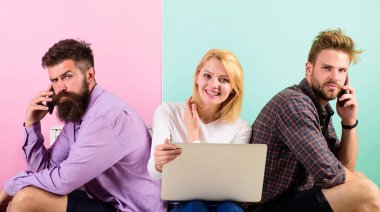 Mobil Gadget dizüstü bilgisayar ile şirket mutlu arkadaşlar. Erkek ve kadın her yerde Internet'e erişim hakkına sahiptir. Modern toplum internet bağlantısı olmadan hayat düşünemiyorum. Mobil Internet faydaları