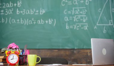 Öğretmenler öznitelikleri. Aday öğretmenler göz önünde bulundurmanız gereken çalışma koşulları. Tablo okul ile çalar saat kitap ve kupa sınıf kara tahta arka plan sağlar. Geleneksel öğretmenler İşyeri