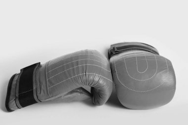 Sarı izole güreş için kırmızı boks eldivenleri