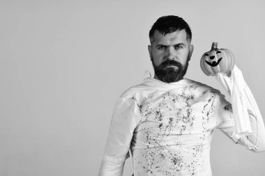 Adam gri arka plan üzerinde izole katı yüz ifadesi ile