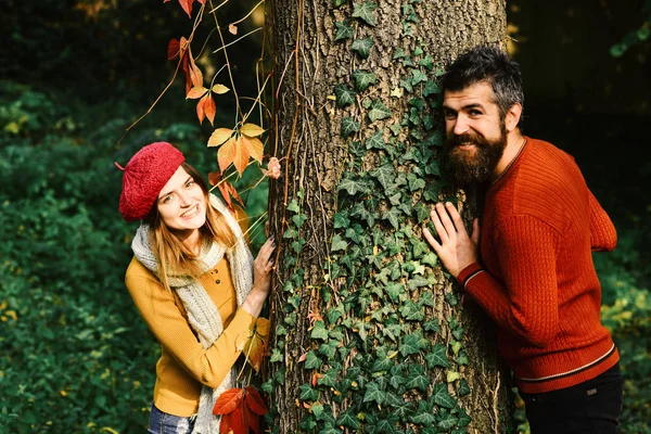 Ragazza e barbuto ragazzo o amanti felici su un appuntamento. — Foto Stock