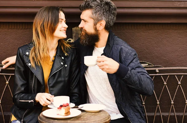 Frau und Mann mit glücklichen Gesichtern verabreden sich im Café. — Stockfoto