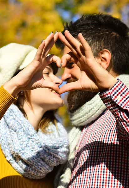 Sálak szerelmes pár mutatja a szív jel. — Stock Fotó