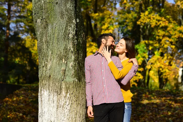 Casal apaixonado joga perto de árvore no parque de outono — Fotografia de Stock