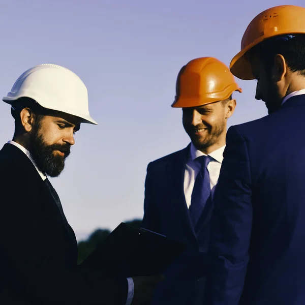 Constructie concept. Mannen met baard en lachende gezichten controleren — Stockfoto
