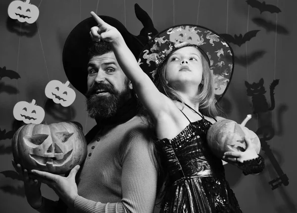 Halloween party i pomysł na wakacje. Tata i córka w kostiumach. — Zdjęcie stockowe