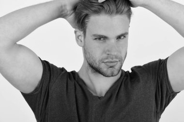 Mavi tshirt kıl herif. Adil saçlı adam