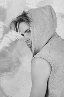 Kıl ve dağınık saç olan adam. Sokak hayatı ve erkeklik