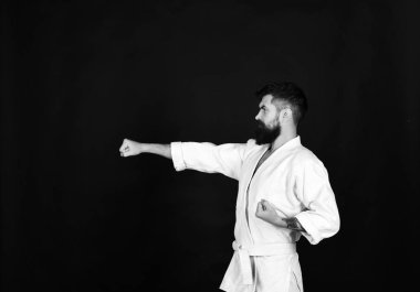 Üniformalı katı yüz karate adam. Sakallı