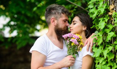 Yumuşak öpücük. Adam hipster hugs muhteşem kız sakallı. Hoş romantik öpücük. Çift romantik tarih doğa park arka plan tr. İlişkiler romantik duygular seviyorum. Öpecek aşık çift