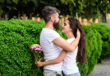 Gitmesine asla izin vermeyeceğim. Adam aşık güzel bir kız. Adam hipster hugs kadın sakallı. Güçlü romantik hisler gerçek aşk haline. Park yeşil çalılar arka planda tarihte çift aşık hugs