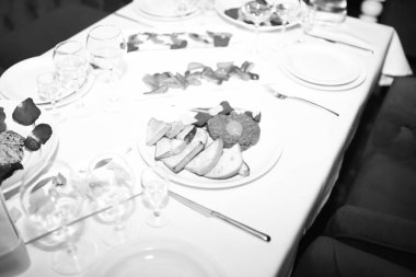 Ziyafet masası kafede lezzetli yiyecek dolu. Restoran tablo