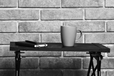 Fotokopi defteri ve kalemi olan çay ya da kahve fincanı