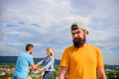 Hayatında hiç romantik. Adam yetişkin arkadaş mutlu aile hayatı hala yalnız. Hipster üzgün yüz çift aşık önünde. Adam hipster yalnız çift arkasından geliyor. Şanssız romantik hayat