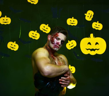 Cadılar Bayramı ve parti genel kavram. Yüzündeki kan adamla