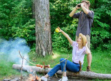 Çift Doğa gözlemleyerek ormanda yürüyüş tadını çıkarın. Ormandaki çift ornitologlar seferi. Doğa kavramı gözlemleyerek. Ornitoloji ilginç bir meslek. Kadın ve dürbün şenlik ateşi yakın görünen adam