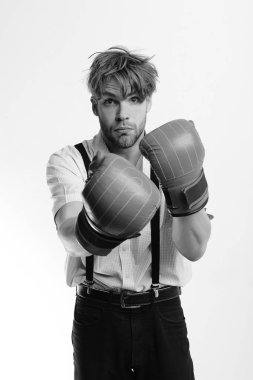 Beyaz arka planda izole edilmiş deri kutu ekipmanı olan inek..