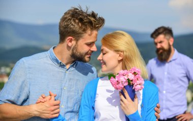 Kırık kalp kavramı. Açık toplantı aşık romantik ilişkiler flört. Çift aşk mutlu dating, kıskanç karısı onu sevgilisi ile hile izleyen adamım sakallı. Çift romantik tarih aşıklar flört