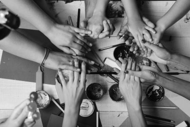 Yaratıcılık ve sanat kavramı. Sanat malzemeleri elinde