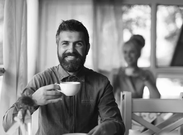 Ранкова концепція часу кави. Людина з бородою і щасливим обличчям — стокове фото
